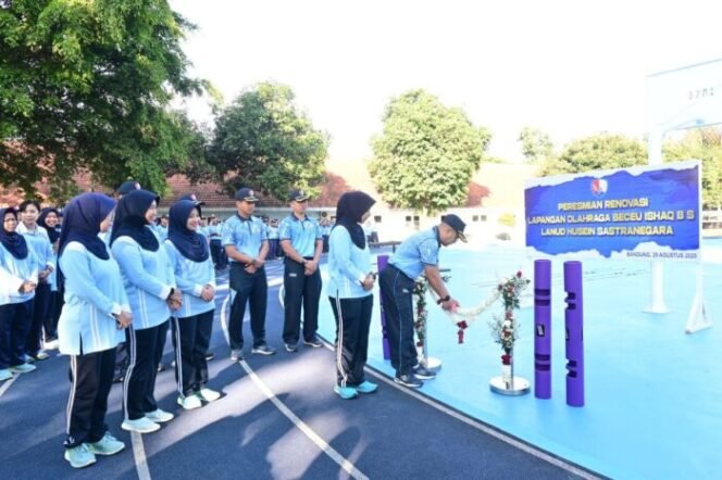 
					Tingkatkan Fasilitas Olahraga, Danlanud Husein Sastranegara Resmikan Renovasi Lapangan Beceu Ishaq
