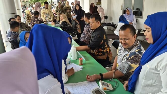 
					Sambut HUT ke-80 Kejaksaan RI, Kejari Agara Gelar Pemasangan KB Gratis dan Donor Darah