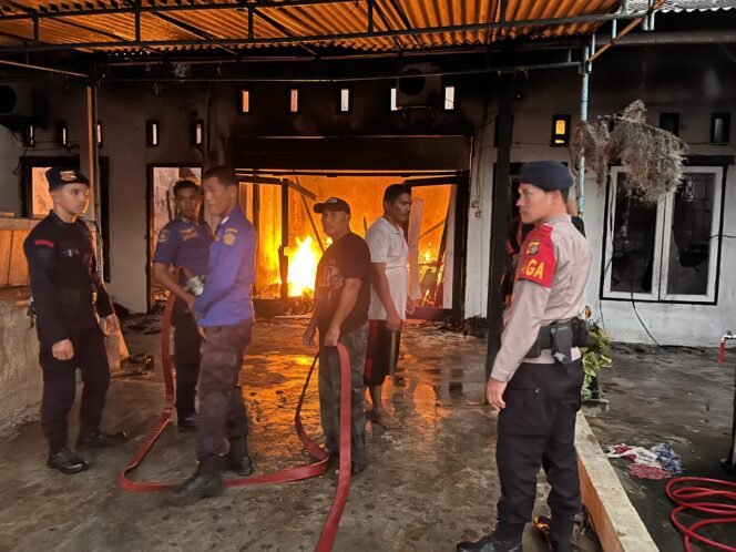 
					Quick Response, Brimob Aceh Bersama Damkar Padamkan Kebakaran Rumah di Desa Hagu Teungoh Lhokseumawe