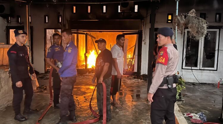 Quick Response, Brimob Aceh Bersama Damkar Padamkan Kebakaran Rumah di Desa Hagu Teungoh Lhokseumawe