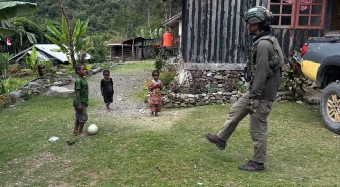 
					Satgas Damai Cartenz Berbagi Keceriaan Lewat Sepak Bola dengan Anak-anak Puncak Ja