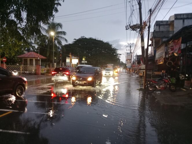 
					Hujan Sejam, Lhokseumawe Lumpuh: Jalan Banda Aceh–Medan Tergenang Sampai Lutut