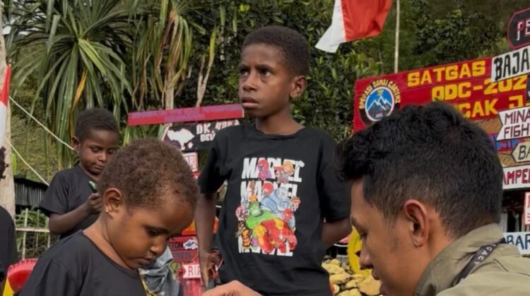 Ciptakan Keceriaan, Personel Operasi Damai Cartenz Gelar Kegiatan Humanis Bersama Anak-Anak di Puncak Jaya