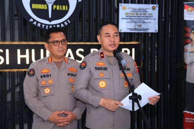 
					Mutasi Jabatan Strategis Polri, Ka BIK, Komandan Korps Brimob dan Kapolda serta 60 Personel di Mutasi