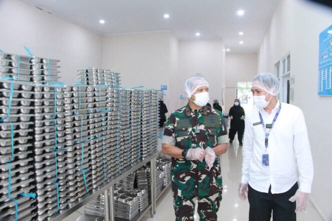 
					Danlanud Husein Sastranegara Tinjau Proses Produksi Makanan Bergizi Gratis