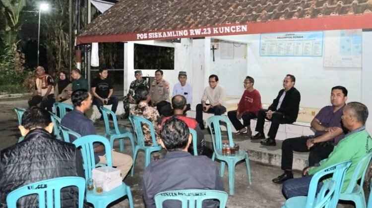 Kemendagri Dorong Penguatan Peran Masyarakat dalam Keamanan, Dirjen Bangda Tinjau Siskamling di Sleman