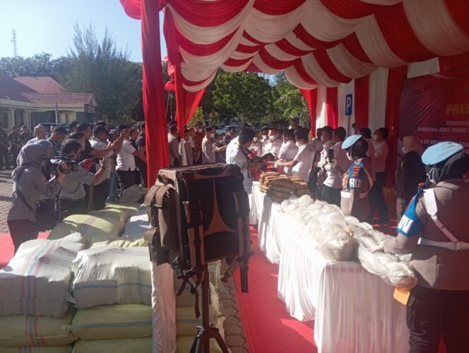 
					Polda Aceh Musnahkan 1,3 Ton Ganja dan 80,5 Kg Shabu dalam Operasi Bersama