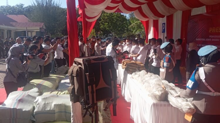 Polda Aceh Musnahkan 1,3 Ton Ganja dan 80,5 Kg Shabu dalam Operasi Bersama