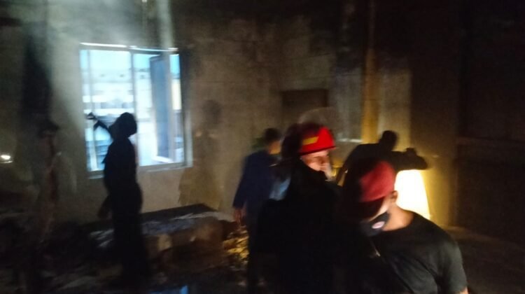 Quick Response,Brimob Lhokseumawe Bersama Damkar Padamkan Kebakaran Ruko Vivo Service Center di Lhokseumawe