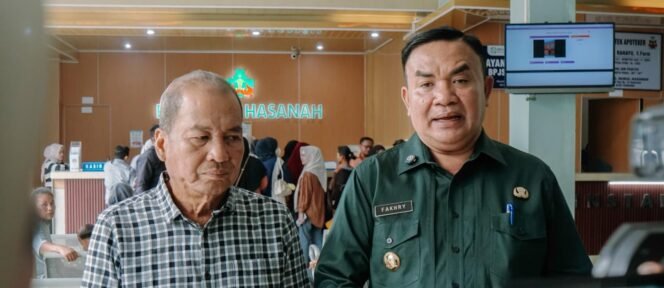 
					Bupati Aceh Tenggara bersama Komisaris Utama RS Nurul Hasanah.
