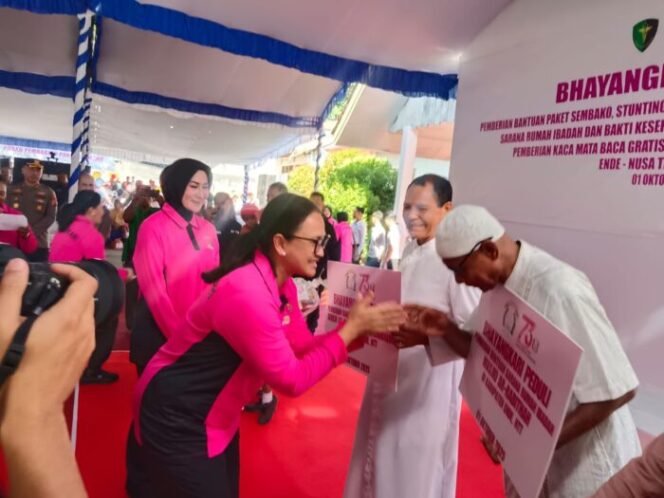 
					Ketua Umum Bhayangkari Ny. Julianti Sigit Prabowo Gelar Bhayangkari Peduli di Ende