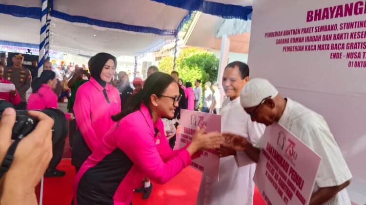 Ketua Umum Bhayangkari Ny. Julianti Sigit Prabowo Gelar Bhayangkari Peduli di Ende