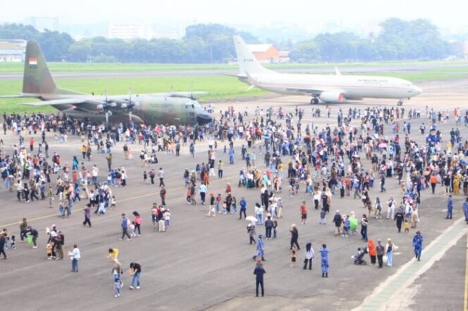 
					Warga Bandung Serbu Lanud Husein Sastranegara di Open Base Spesial HUT ke-80 TNI