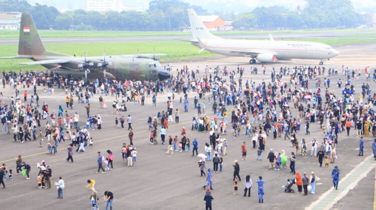 Warga Bandung Serbu Lanud Husein Sastranegara di Open Base Spesial HUT ke-80 TNI