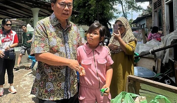 Anggota Komisi X DPR RI Sofyan Tan Kunjungi Korban Banjir Sungai Babura di Medan Polonia Saat Reses