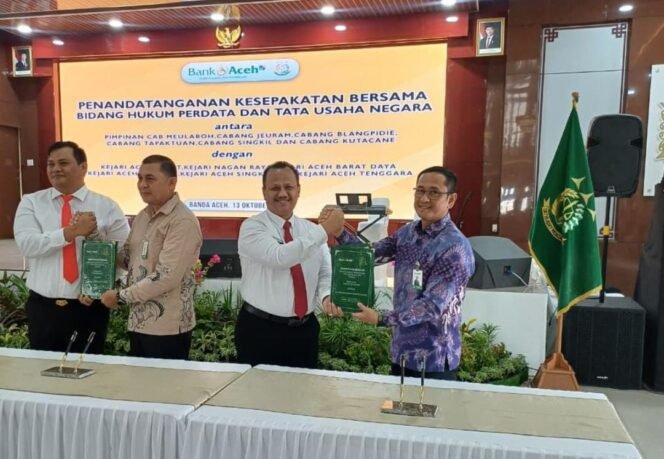 
					Kepala Bank Aceh dan kejari di setiap kabupaten kota saat penandatanganan Kerja Sama Bidang Hukum.