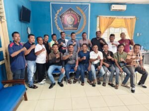 Nurdiansyah Alasta Ketua komisi IV DPRA foto bersama anggota PWI Aceh Tenggara