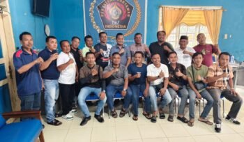  Nurdiansyah Alasta Ketua komisi IV DPRA foto bersama anggota PWI Aceh Tenggara