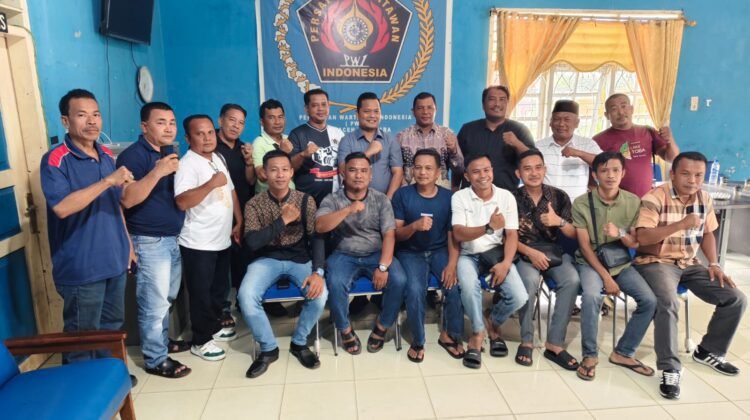  Nurdiansyah Alasta Ketua komisi IV DPRA foto bersama anggota PWI Aceh Tenggara