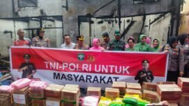 Kapolres Agara, AKBP Yulhendri, dan Dandim 0108/Agara, Letkol Arya Murdiyantoro, beserta jajarannya menyarehkan bantuan kepada korban terdampak kebakaran di pasar terpadu pajak pagi