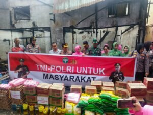 Kapolres Agara, AKBP Yulhendri, dan Dandim 0108/Agara, Letkol Arya Murdiyantoro, beserta jajarannya menyarehkan bantuan kepada korban terdampak kebakaran di pasar terpadu pajak pagi