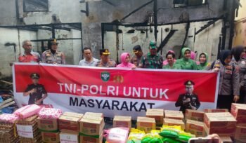 Kapolres Agara, AKBP Yulhendri, dan Dandim 0108/Agara, Letkol Arya Murdiyantoro, beserta jajarannya menyarehkan bantuan kepada korban terdampak kebakaran di pasar terpadu pajak pagi
