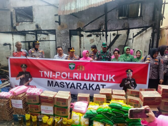 
					Kapolres Agara, AKBP Yulhendri, dan Dandim 0108/Agara, Letkol Arya Murdiyantoro, beserta jajarannya menyarehkan bantuan kepada korban terdampak kebakaran di pasar terpadu pajak pagi