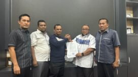 Sekda Aceh Tenggara Saat Memberikan SK PLH kepada Sekcam Deleng Pokhisen