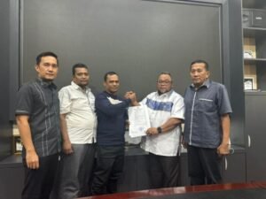 Sekda Aceh Tenggara Saat Memberikan SK PLH kepada Sekcam Deleng Pokhisen
