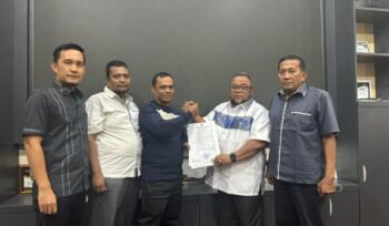 Sekda Aceh Tenggara Saat Memberikan SK PLH kepada Sekcam Deleng Pokhisen