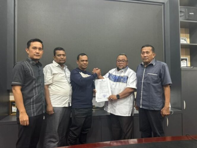 
					Sekda Aceh Tenggara Saat Memberikan SK PLH kepada Sekcam Deleng Pokhisen
