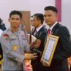 Kapolda Saat Memberikan penghargaan kepada Kasat reskrim polres Aceh Tenggara.