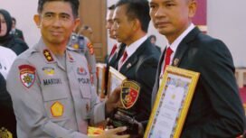 Kapolda Saat Memberikan penghargaan kepada Kasat reskrim polres Aceh Tenggara.