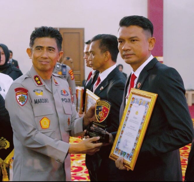 
					 Kapolda Saat Memberikan penghargaan kepada Kasat reskrim polres Aceh Tenggara.