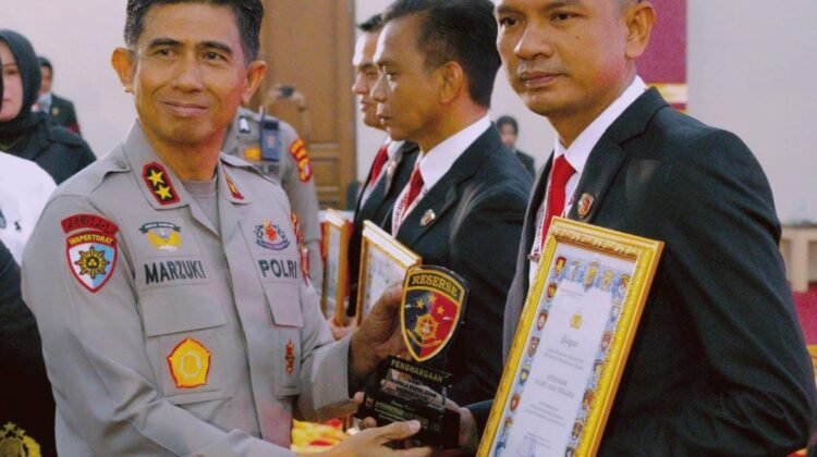  Kapolda Saat Memberikan penghargaan kepada Kasat reskrim polres Aceh Tenggara.