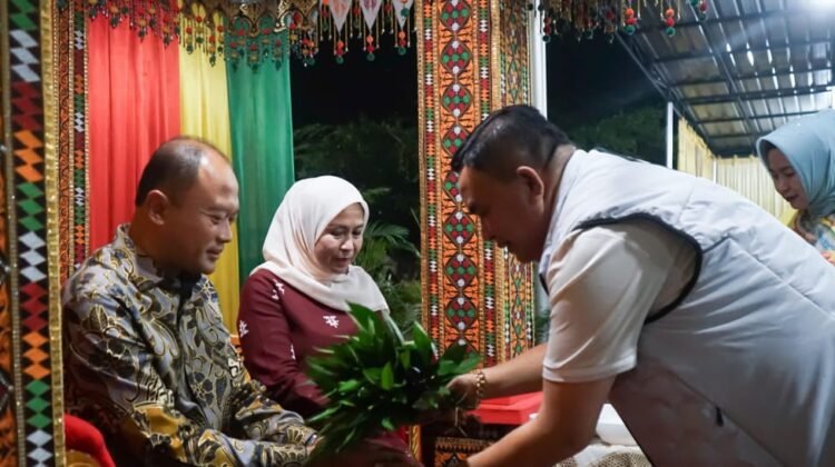 Peusejuek Kajari Aceh Tenggara yang Baru, Bupati Beri Sambutan Hangat