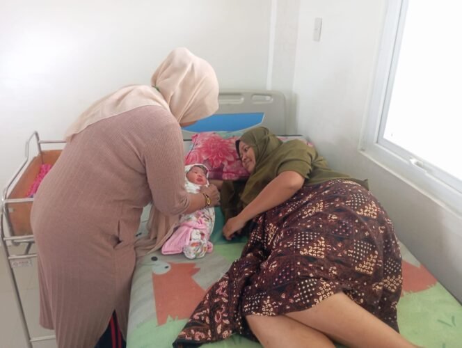 
					Ibu Hamil di Syamtalira Aron Melahirkan di Pos Pengungsian, Dievakuasi ke Puskesmas di Tengah Banjir Besar