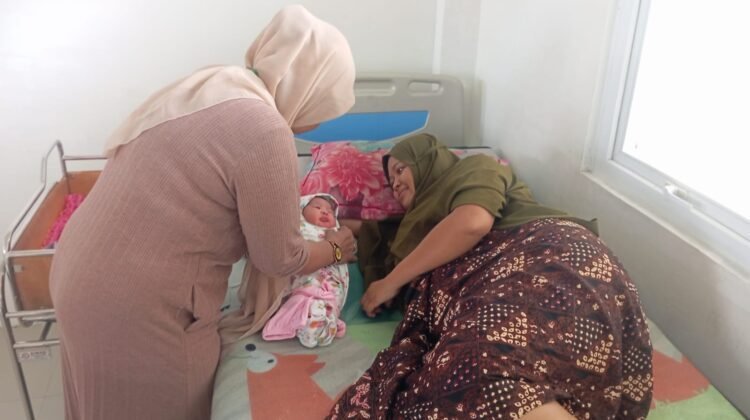Ibu Hamil di Syamtalira Aron Melahirkan di Pos Pengungsian, Dievakuasi ke Puskesmas di Tengah Banjir Besar