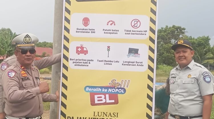 Kasat Lantas Polres Lhokseumawe Pasang Spanduk Himbauan Keselamatan Berkendara