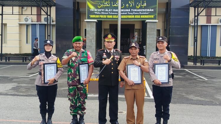 Polres Aceh Tenggara Gelar Upacara Peringatan Hari Pahlawan Sekaligus Beri Penghargaan Tiga Pilar Desa Kutarih
