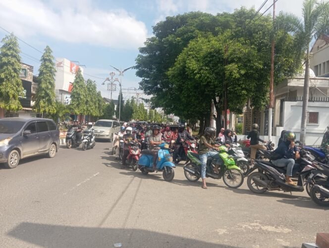 
					Antrean Panjang di SPBU Kota Lhokseumawe