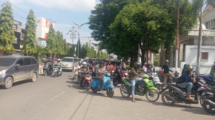 Antrean Panjang di SPBU Kota Lhokseumawe