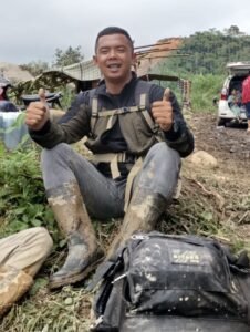 Muhammaddinsyah, wartawan asal Bener Meriah, menembus jalur darurat berlumpur pascabanjir demi mengikuti UKW di Lhokseumawe