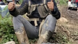 Muhammaddinsyah, wartawan asal Bener Meriah, menembus jalur darurat berlumpur pascabanjir demi mengikuti UKW di Lhokseumawe