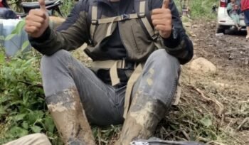 Muhammaddinsyah, wartawan asal Bener Meriah, menembus jalur darurat berlumpur pascabanjir demi mengikuti UKW di Lhokseumawe