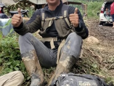 Muhammaddinsyah, wartawan asal Bener Meriah, menembus jalur darurat berlumpur pascabanjir demi mengikuti UKW di Lhokseumawe