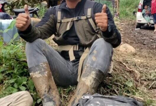 Muhammaddinsyah, wartawan asal Bener Meriah, menembus jalur darurat berlumpur pascabanjir demi mengikuti UKW di Lhokseumawe