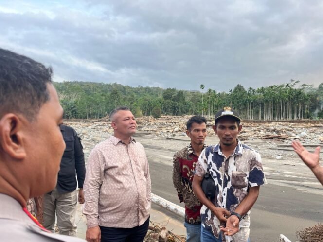 
					Bupati Aceh Utara Tembus Daerah Terisolasi, Gampong Gunci Nyaris Hilang Disapu Banjir