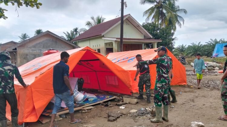 TNI–BNPB Bergerak Cepat, Kodim 0103 Salurkan Tenda Family untuk Korban Bencana Langkahan