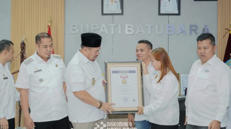 Bupati Batu Bara Raih Anugerah Sahabat Pers Indonesia dari SMSI